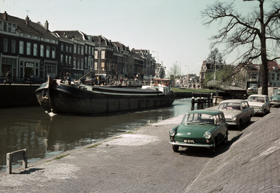 857596 Gezicht op de Stadsbuitengracht te Utrecht, vanaf de Catharijnekade, met een binnenvaartschip dat juist de ...
